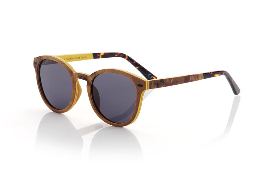 Wood eyewear of Burr modelo LUAI. LUAI wooden sunglasses are an exceptionally elegant model, with a frame and temples made of Burr laminated wood on the outside and beige maple on the inside, giving it a unique marbled look. The temples are finished in acetate and are adjustable, allowing for a comfortable and secure fit. With its rounded shape, these glasses are versatile and adapt to any style and gender. Solid lenses offer exceptional protection from the sun's rays, while their classic styling ensures you'll always be in style. With Luai sunglasses, you will enjoy the sun in style and with superior protection. Front measurement: 141x51mm Caliber: 50 | Root Sunglasses® 